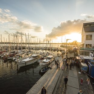 Restaurant und Boote am Hafen